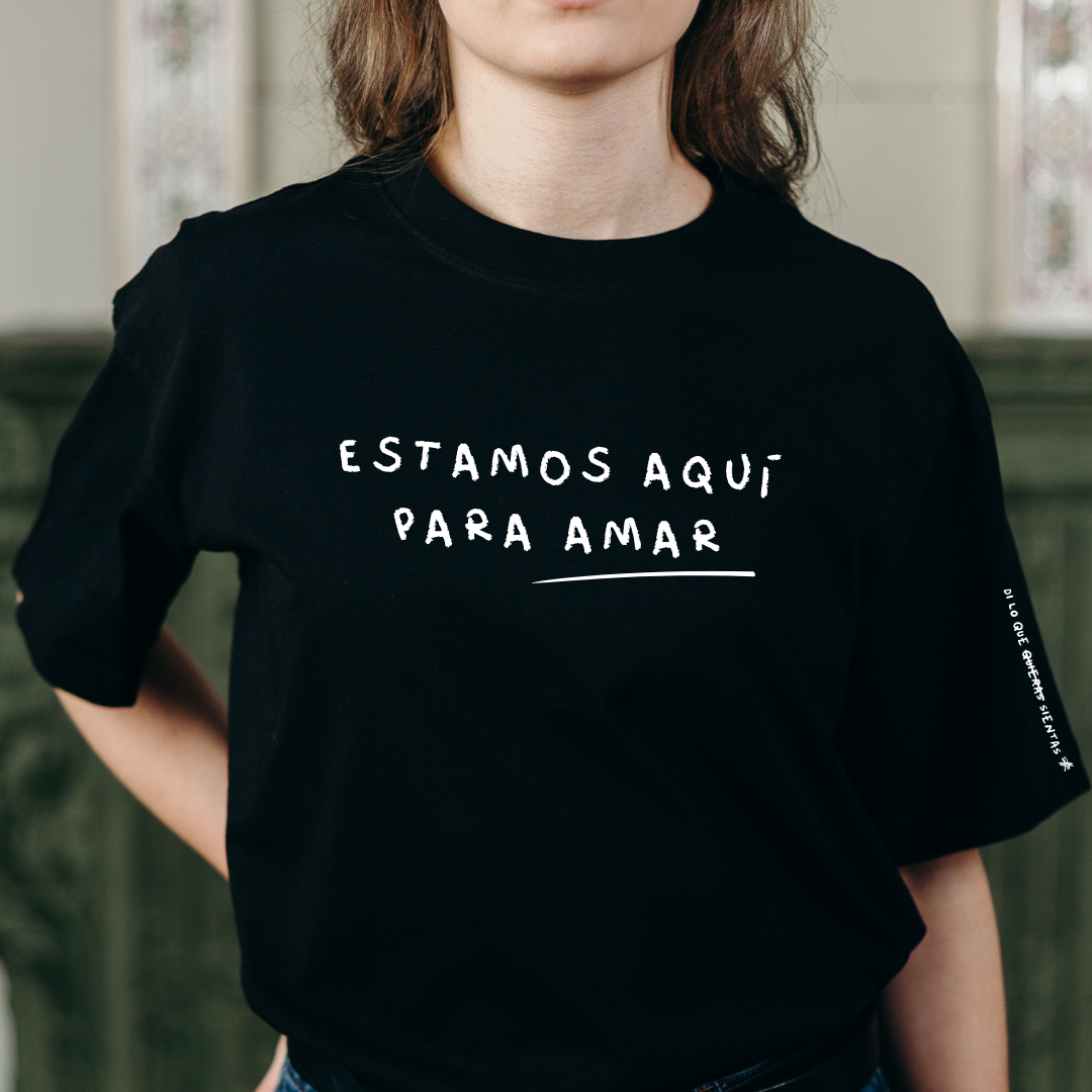 Camisa "estamos aquí para amar"